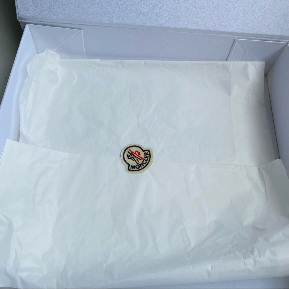 Authentic Moncler Red Wool Beanie with gift box - Picture 7 of 7